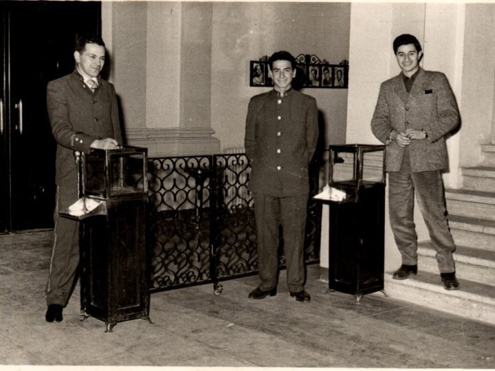 José Miguel Muñoz Ríos (a la izquierda), quien trabajara toda su vida ligada a los antiguos cines valdivianos, espera a los y las asistentes del antiguo