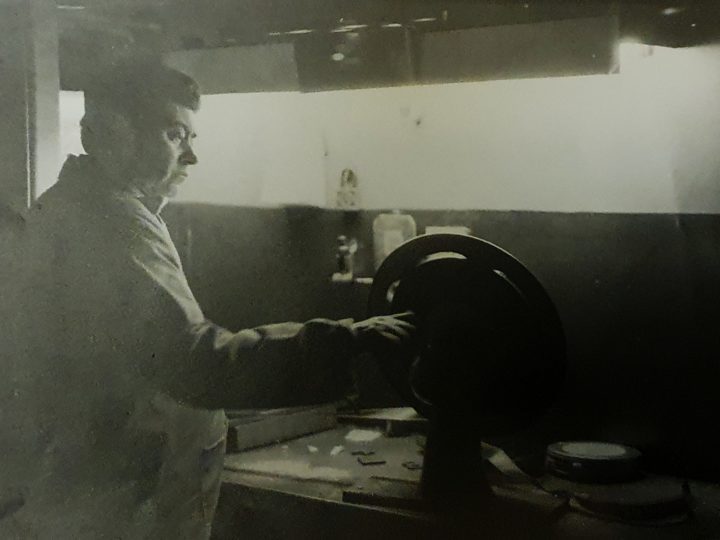 Heriberto Vargas revisa un antiguo rollo de película antes de ser proyectado al público presente en la sala del "Cervantes". Foto: Cotesía Heriberto Vargas.