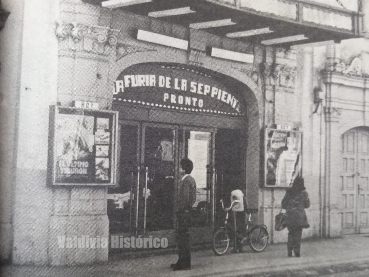 Inicio de la década de los ´80 en el Cine Cervantes de Valdivia. En cartelera "El último tiburón" (1981). Foto: @Valdiviahistorico.