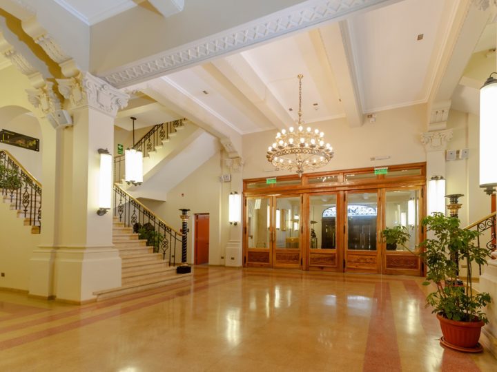 El hermoso foyer del Teatro Regional Cervantes mantiene sus características históricas de 1935.