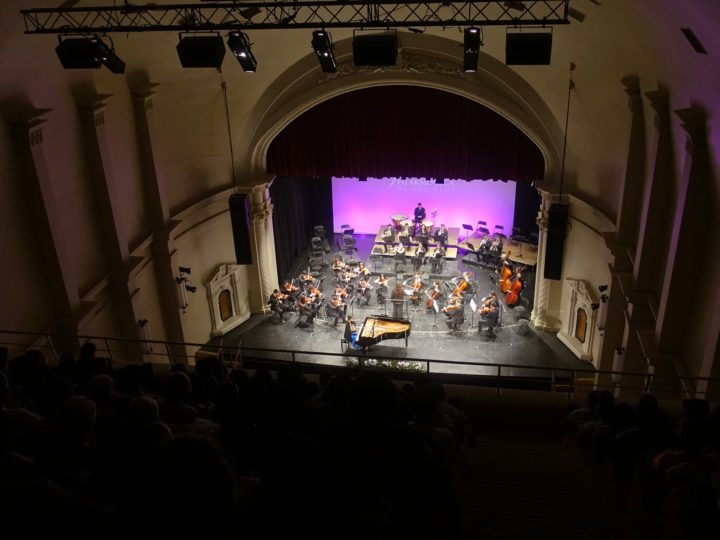 Presentación de la Orquesta Filarmónica de Los Ríos en el Teatro Regional Cervantes de Valdivia. La vista es desde la galería del recinto.