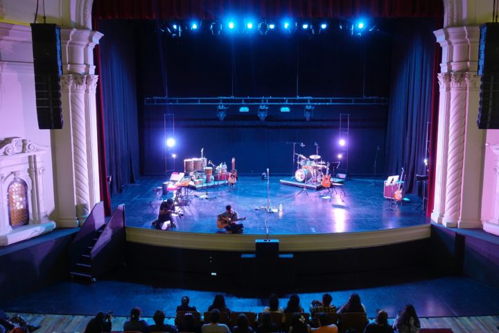 Camilo Eque y su banda se presentó en el Teatro Regional Cervantes de Valdivia