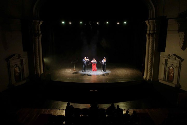 Flautista suiza presentó su álbum «Inadmisible» en el Teatro Regional Cervantes de Valdivia