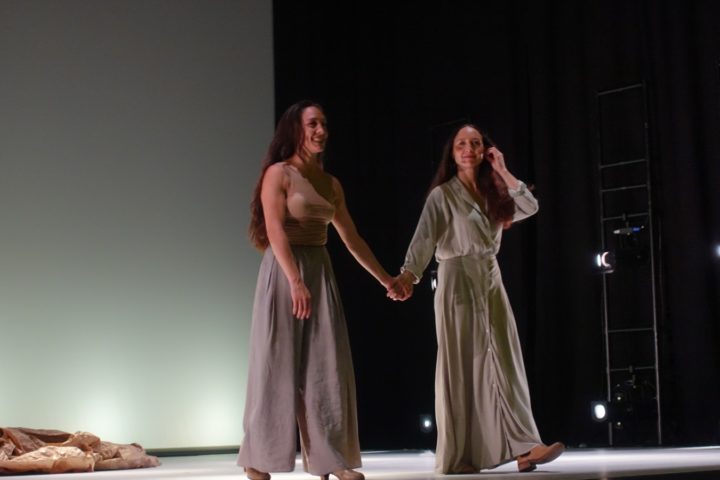 Las mellizas Florencia Oz e Isidora O’Ryan presentaron espectáculo de flamenco «Antípodas» en Teatro Regional Cervantes de Valdivia