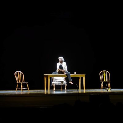 Noche de aplausos: Actriz valdiviana debutó en el Teatro Regional Cervantes
