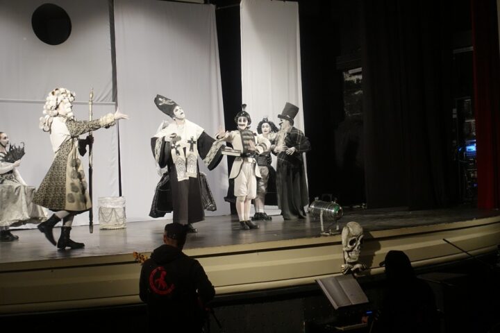 Día de los Patrimonios concluyó con visita guiada y obra de teatro en el Teatro Regional Cervantes de Valdivia